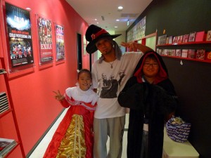 Halloween10 TERUYA老師戴上不協調的帽子與真櫻及洋輔的合照,真難為他犧牲色相了